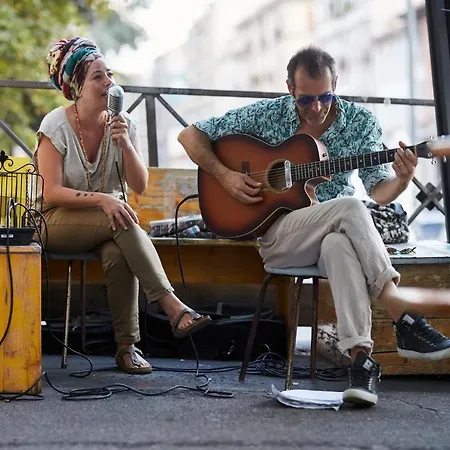 אכסניה Madama & Bistrot *