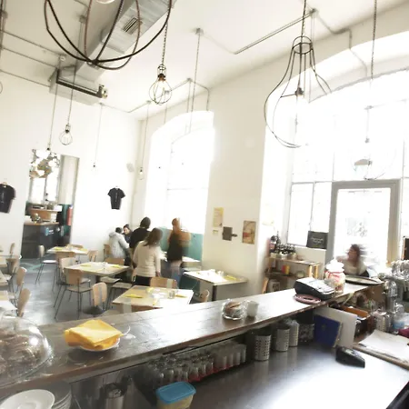 호스텔 마다나 앤 비스트로