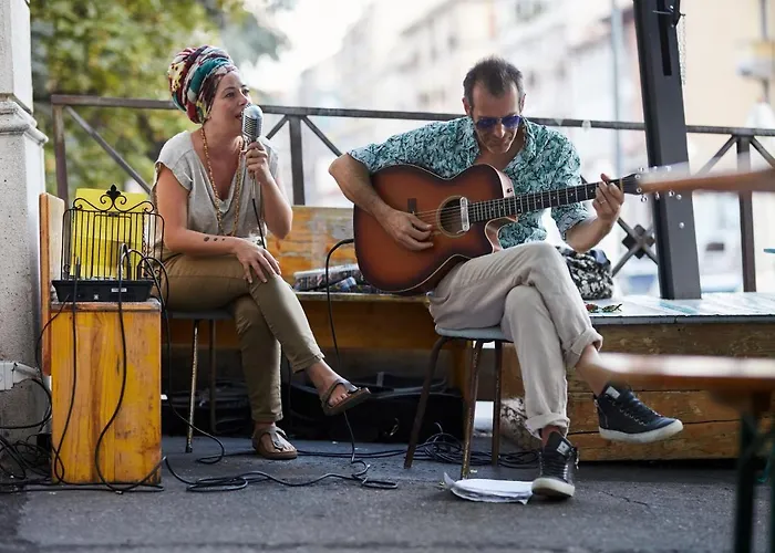 旅馆 夫人酒馆旅馆 *